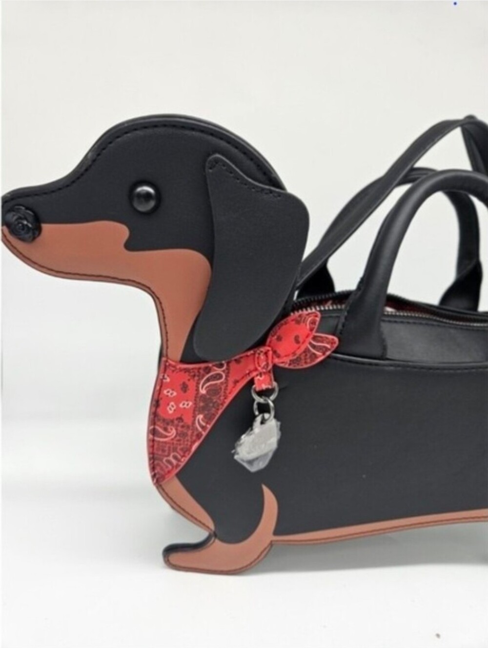 🖤▪️ Betsey Johnson▪️ B&T Dachshund Crossbody purse w/ Red Bandanna - Picture 4 of 5